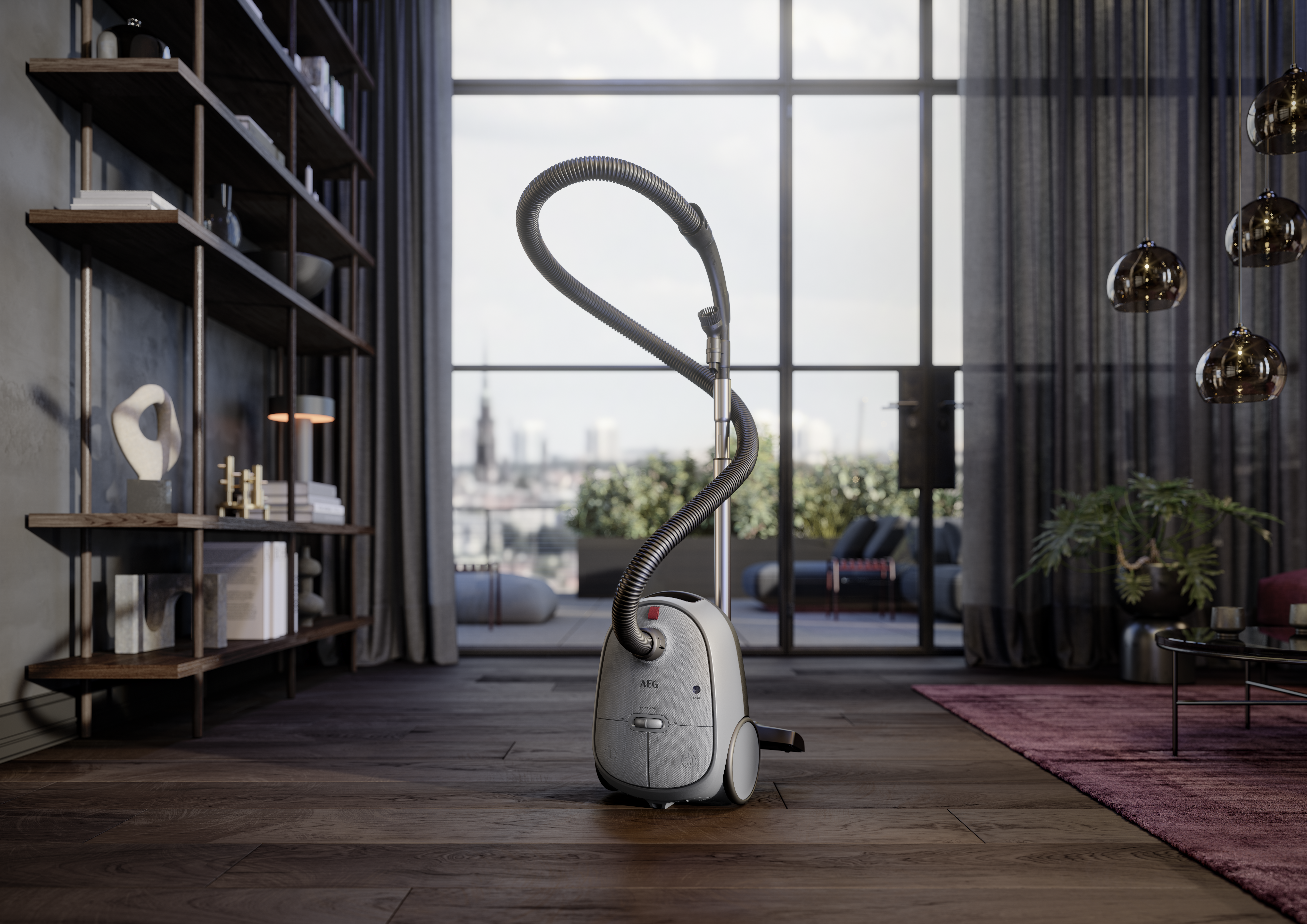 Aspirateur sur plancher en bois dans une pièce. Étagères, fenêtre avec vue sur la ville et lampes suspendues visibles.