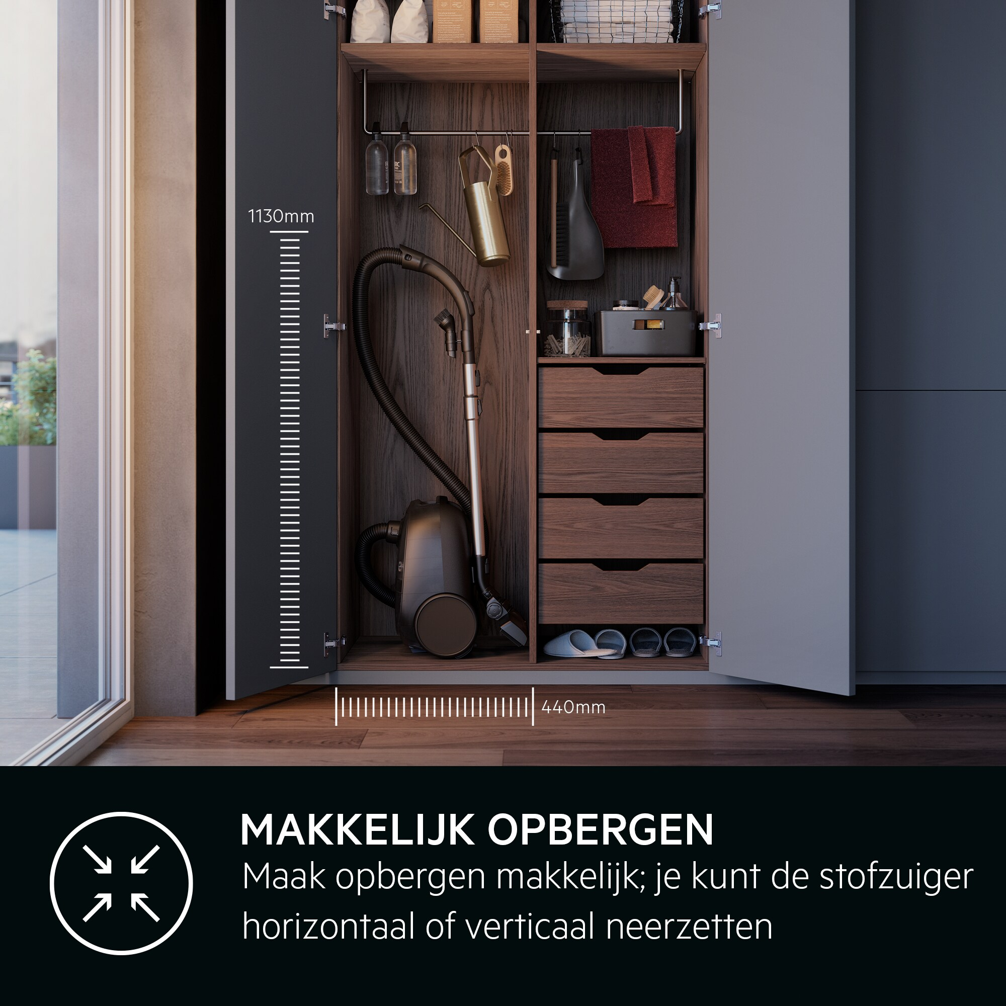 Un placard ouvert avec aspirateur, étagères, tiroirs et divers outils de nettoyage. Texte : Rangement facile, placement horizontal ou vertical.