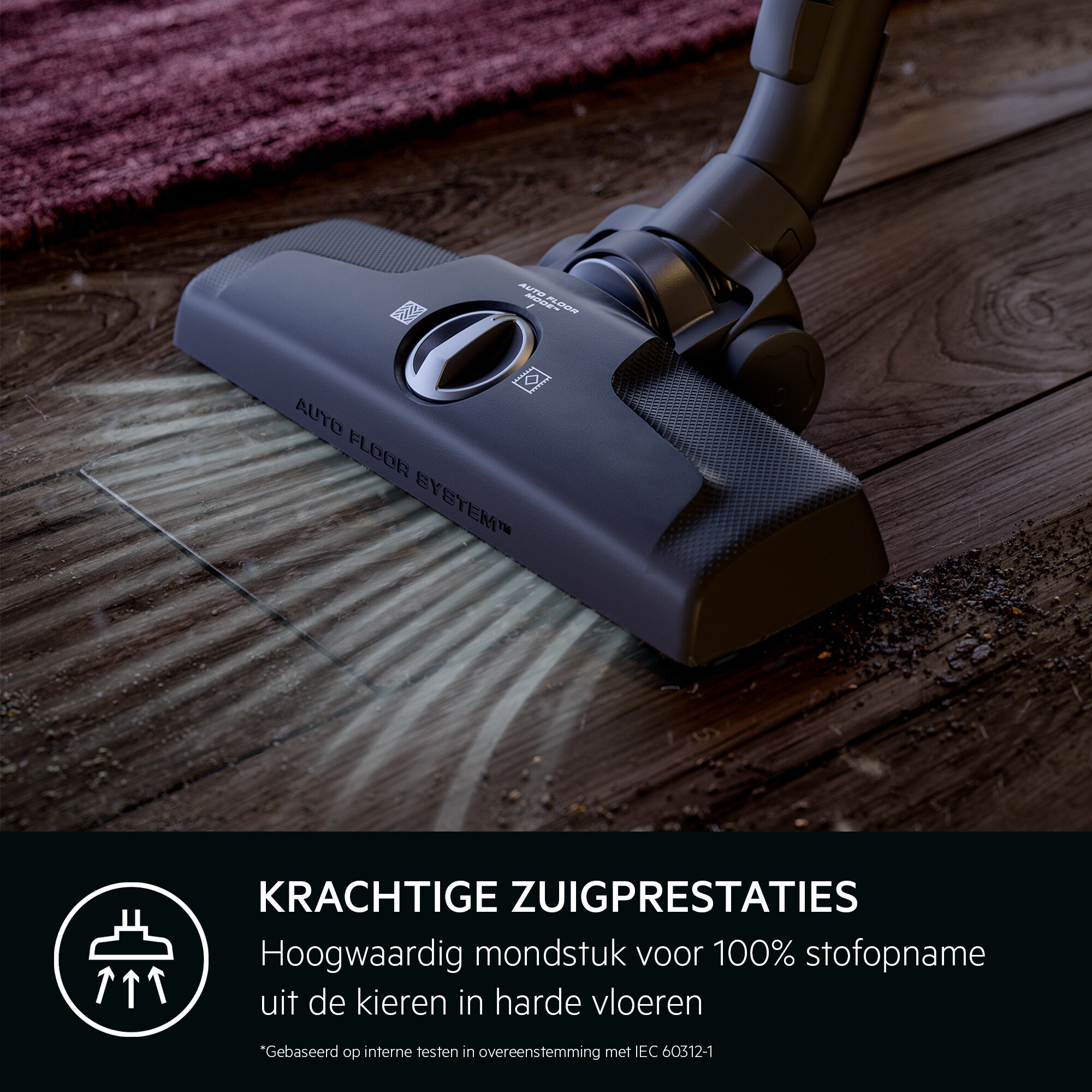 Tête d'aspirateur sur sol en bois, avec texte sur les performances d'aspiration. Un tapis violet est en arrière-plan.