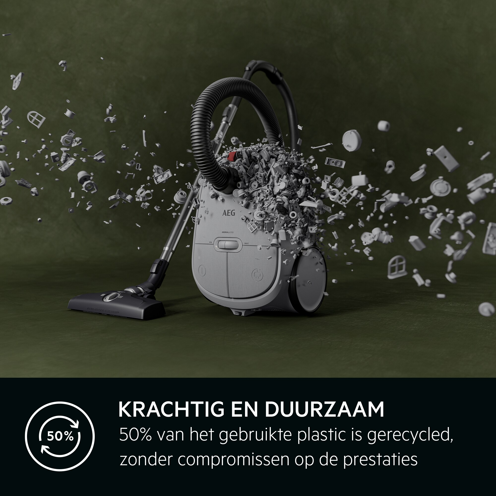 Un aspirateur AEG avec des morceaux de plastique éparpillés. Le texte indique 50 % de plastique recyclé sans compromettre les performances.