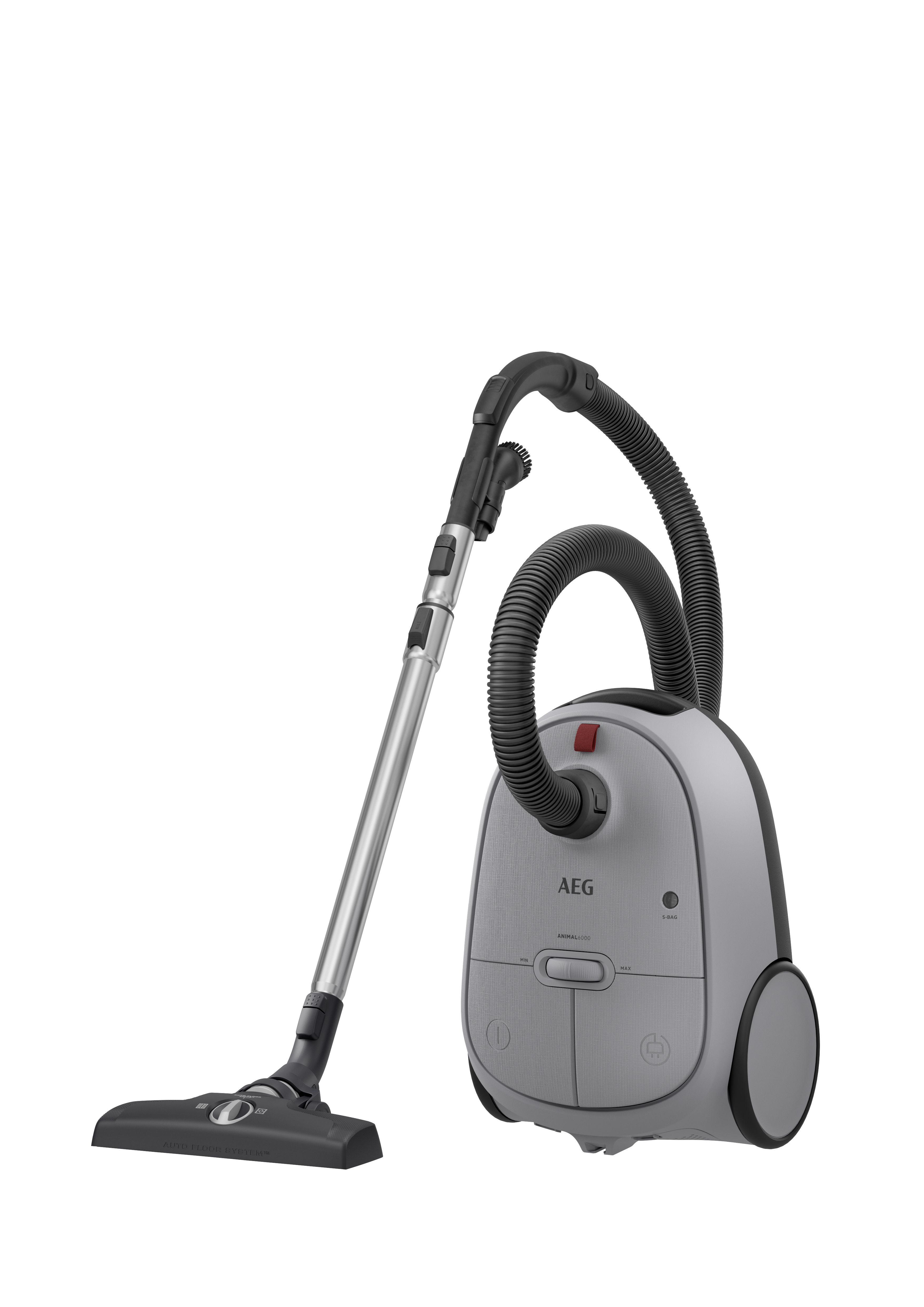 Un aspirateur AEG. Il est gris et noir. Il a une longue baguette en métal et un tuyau. L'aspirateur est sur fond blanc.