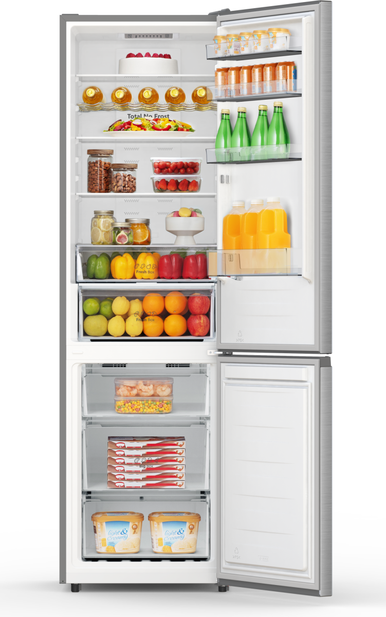 Ein offener Kühlschrank gefüllt mit Lebensmitteln: Obst, Gemüse, Saft, Eis und Getränke. Auf dem obersten Regal steht ein Kuchen.