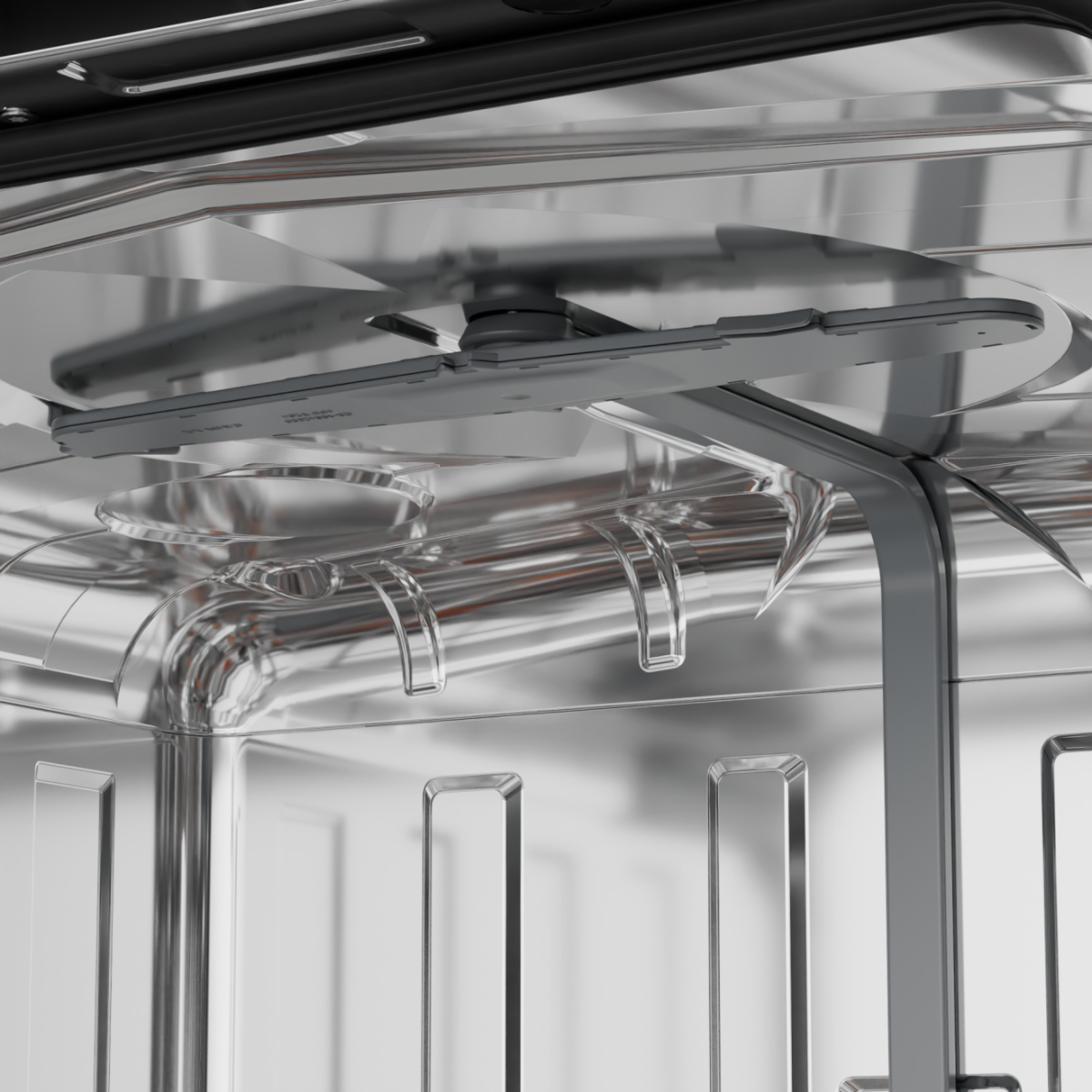 Innenraum eines Geschirrspülers. Silberne Metallkomponenten sind sichtbar, einschließlich Sprüharme und Gestelle. Transparente Kunststoffschläuche und ein Metallrahmen sind vorhanden.
