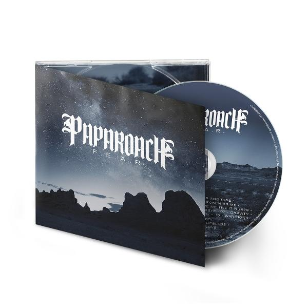 CD-hoesje met een CD erin. De cover heeft de bandnaam 'Papa Roach' en de albumtitel 'Fear'. De CD toont een landschap.