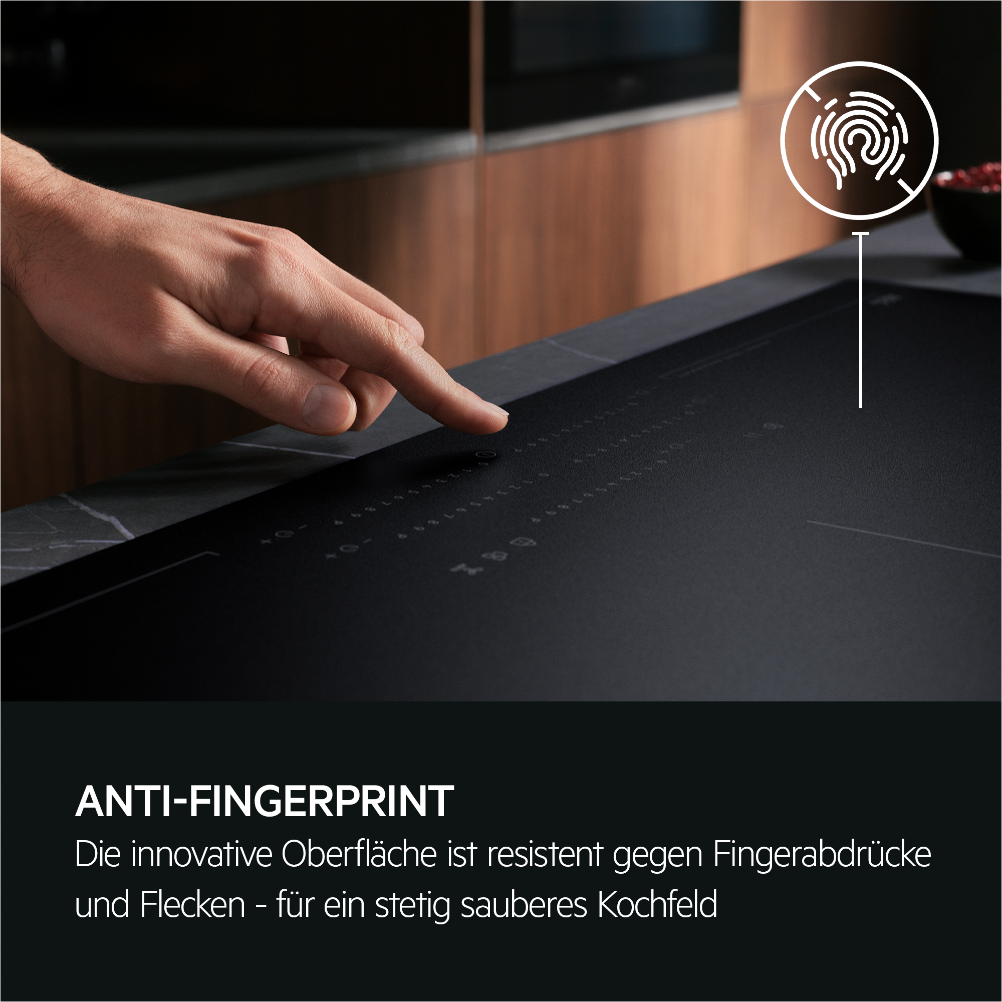 Ein Finger drückt auf einen schwarzen Herdknopf. Der Text lautet 'ANTI-FINGERPRINT'. Oben ist ein Fingerabdruck-Symbol.