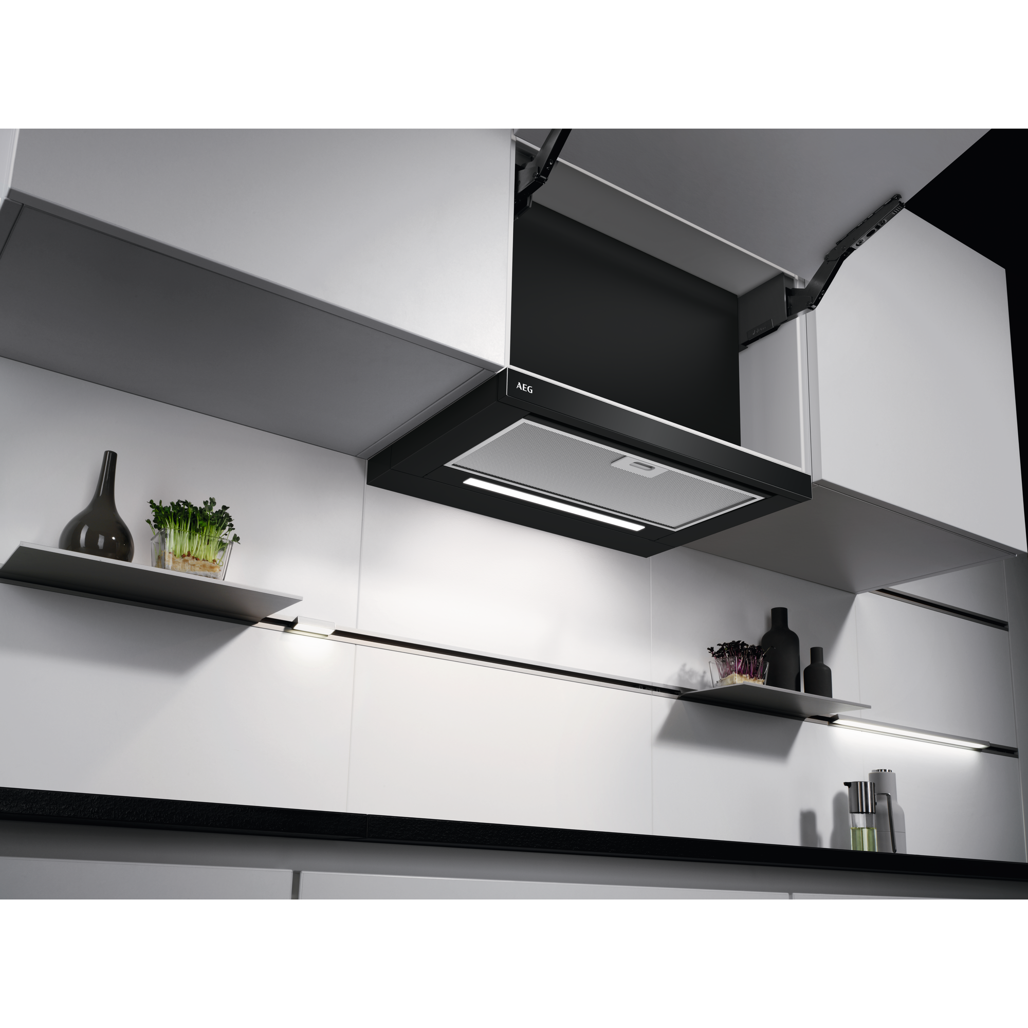 Modernes Küchendesign mit weißen Schränken, einer AEG-Dunstabzugshaube und Regalen mit dekorativen Gegenständen.
