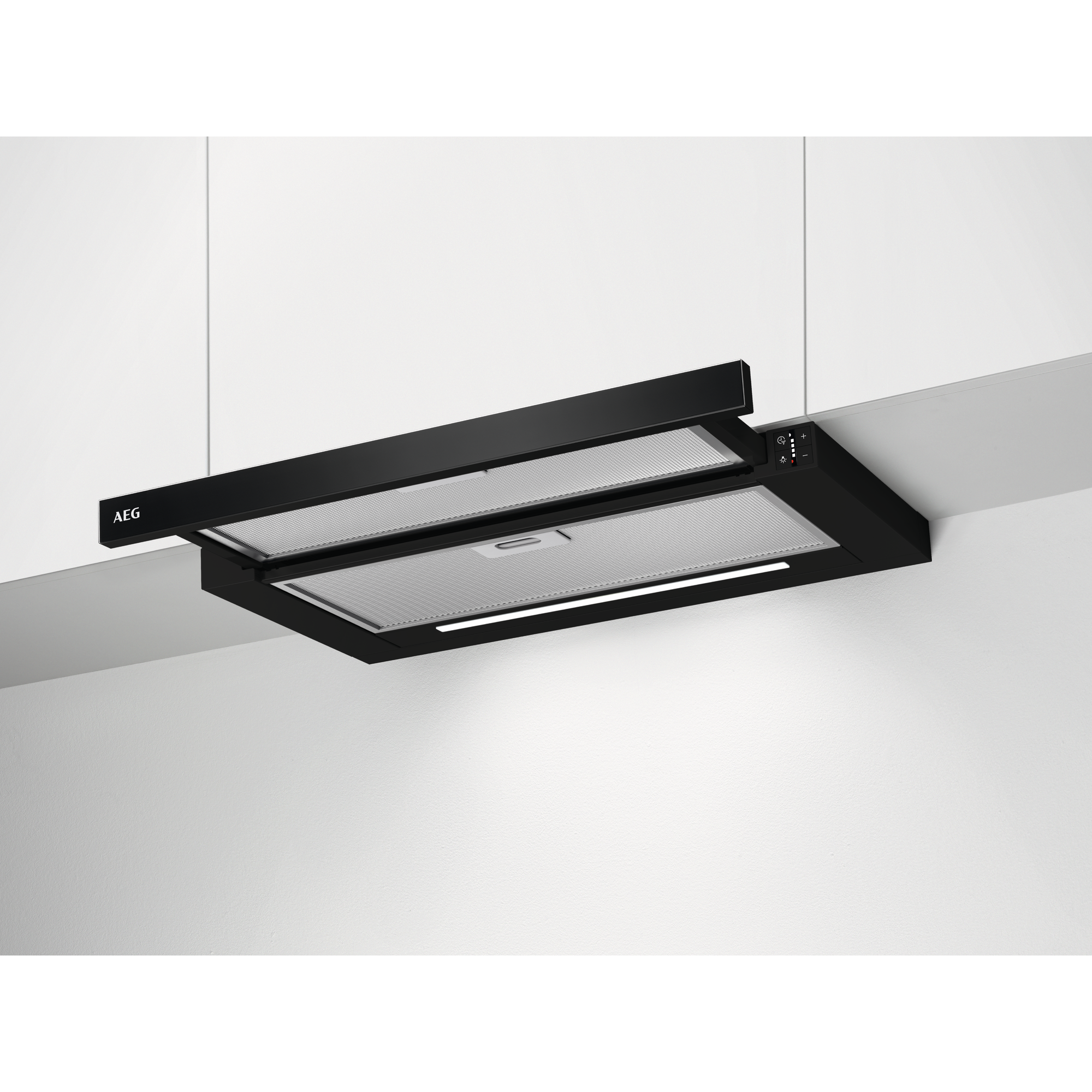 Eine schwarze AEG-Dunstabzugshaube ist unter weißen Schränken installiert. Sie hat ein Licht und ein Bedienfeld. Weiße Wand im Hintergrund.
