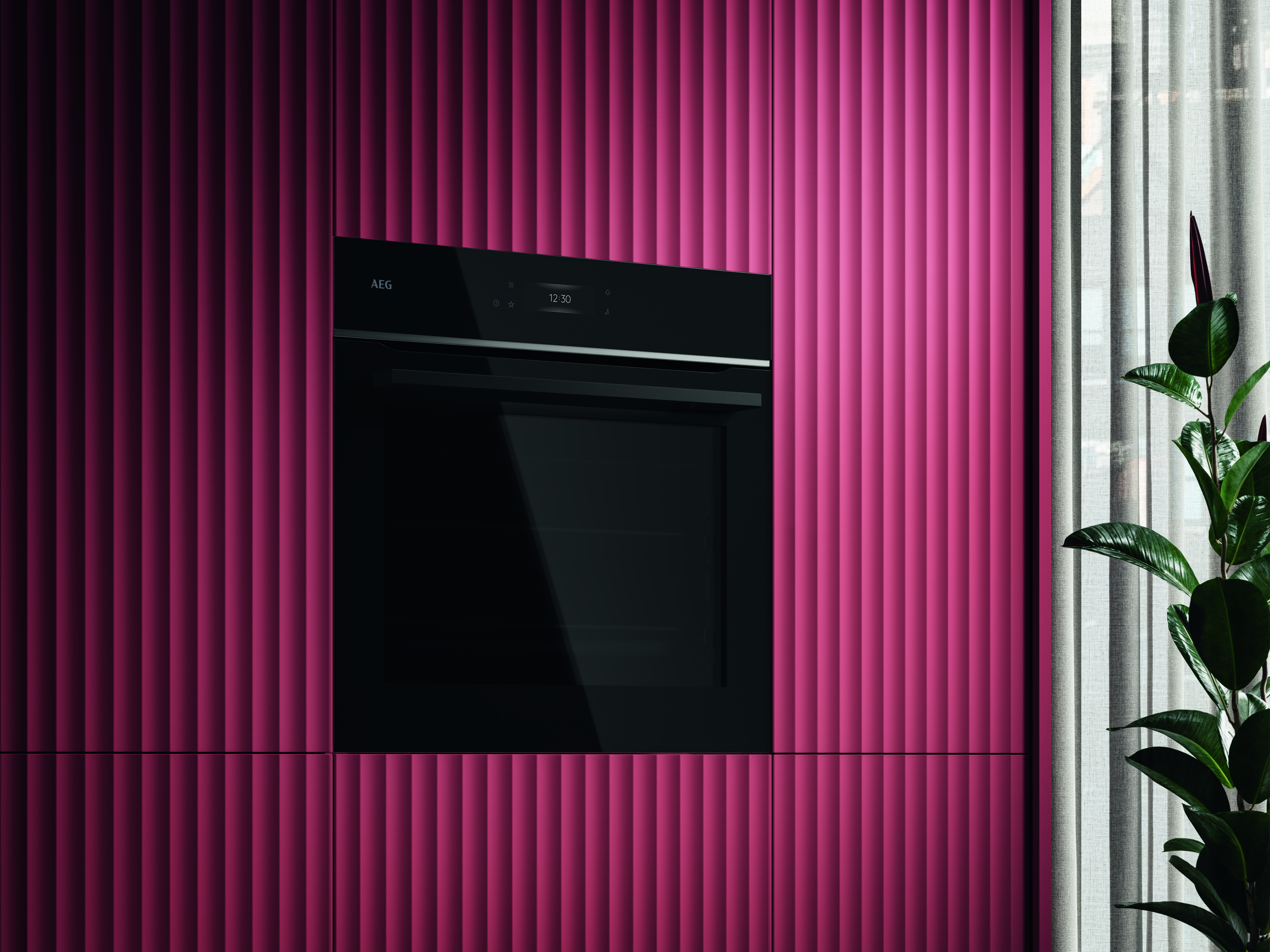 Moderne Küche mit roter Wand und schwarzem Backofen. Rechts Pflanze und Vorhänge.
