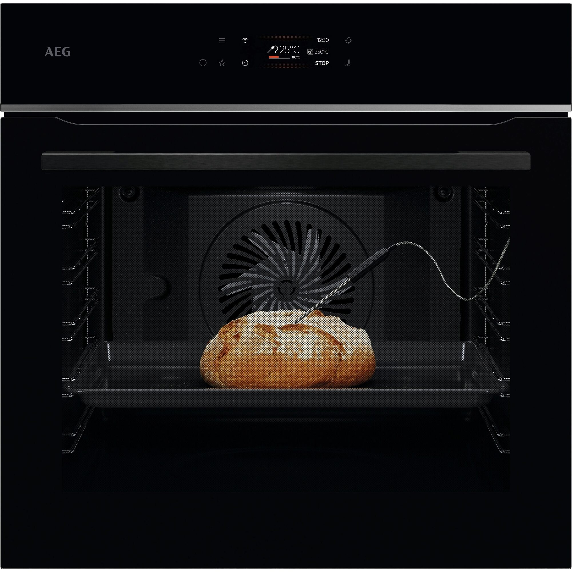 Ein Ofen mit Brot. Der Ofen zeigt 225C an. Ein Thermometer steckt im Brot, um das Backen zu prüfen.