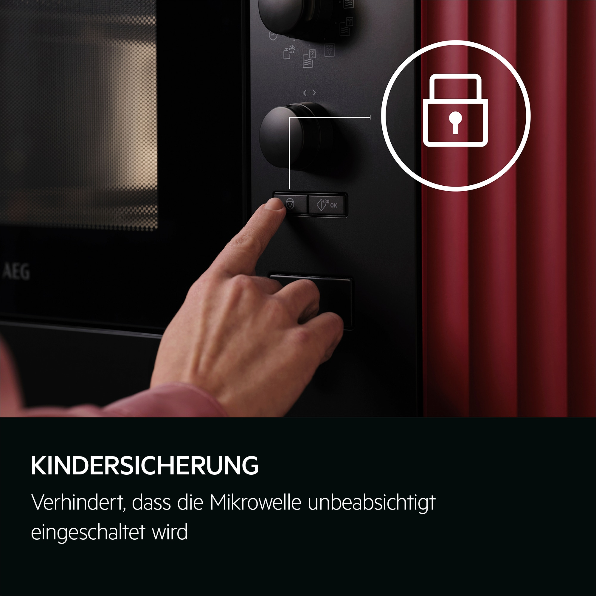 Eine Hand drückt eine Taste auf einer schwarzen Mikrowelle. Ein Schlosssymbol wird angezeigt. Text lautet: 'Kindersicherung'.