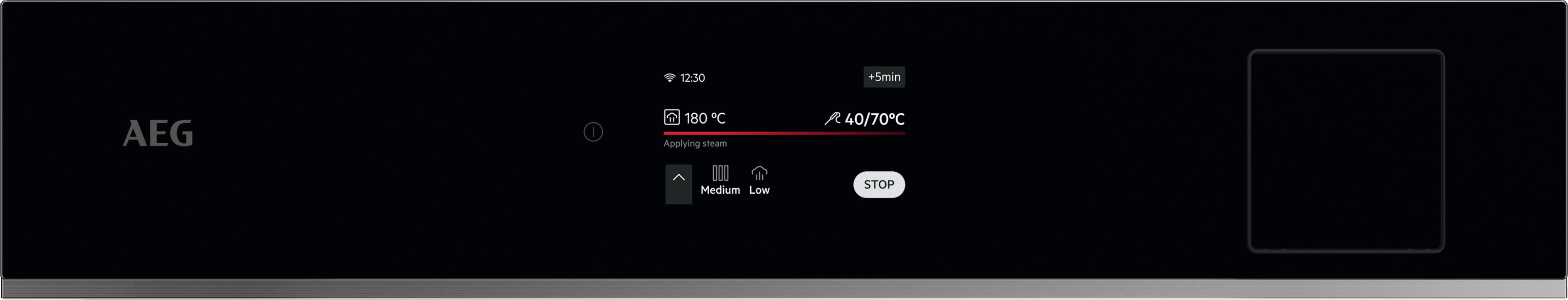 Schwarzes Bedienfeld des Ofens. Zeigt Zeit-, Temperatur- und Dampfeinstellungen an. Mit Stopp-Taste und AEG-Logo.