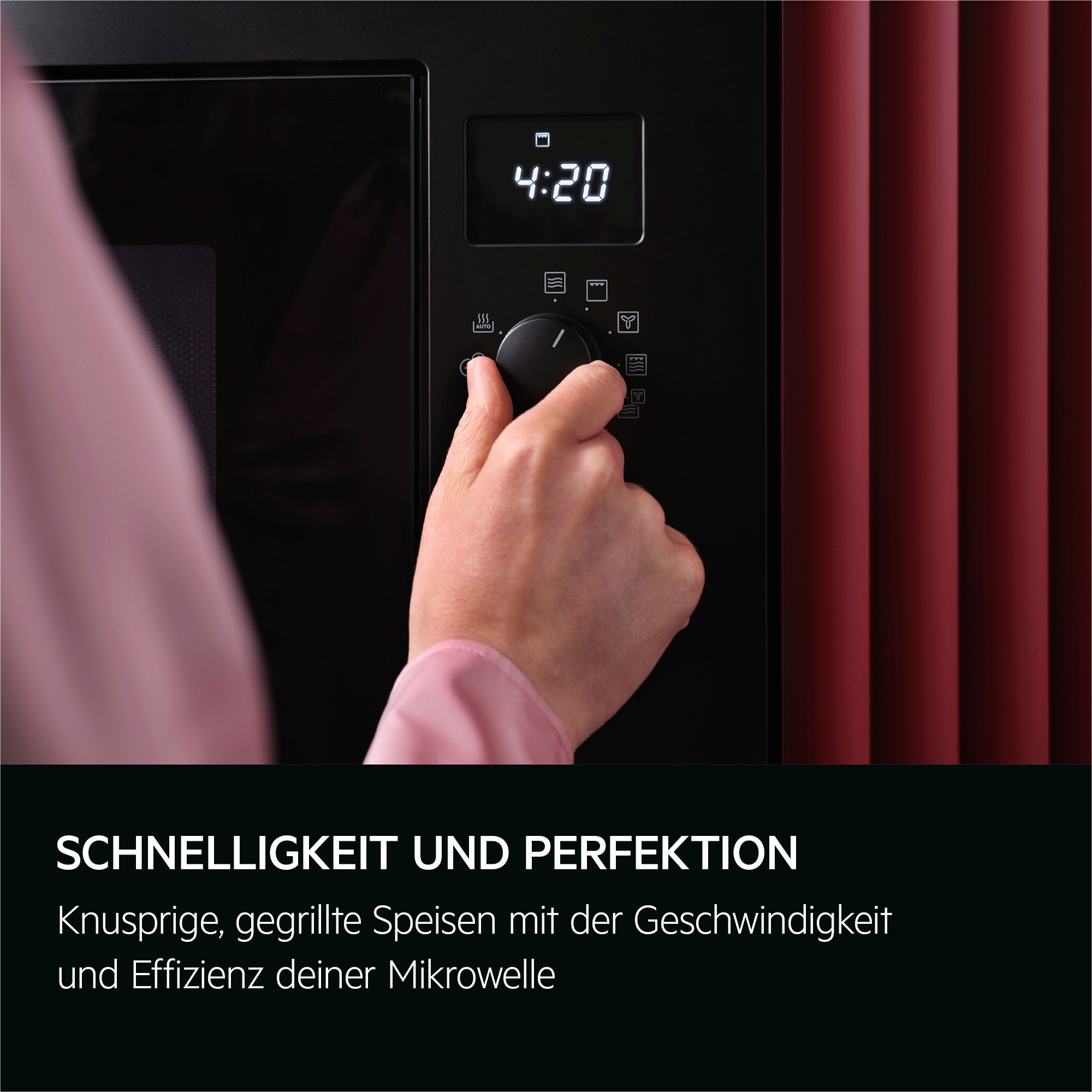 Eine Hand stellt einen Mikrowellenknopf auf 4:20 ein. Eine schwarze Mikrowelle vor rotem Hintergrund.