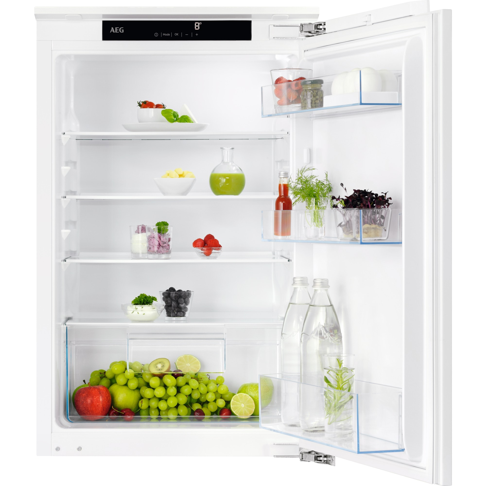 Ein offener weißer Kühlschrank gefüllt mit Obst, Gemüse und Getränken. Enthält Äpfel, Trauben und Wasserflaschen.