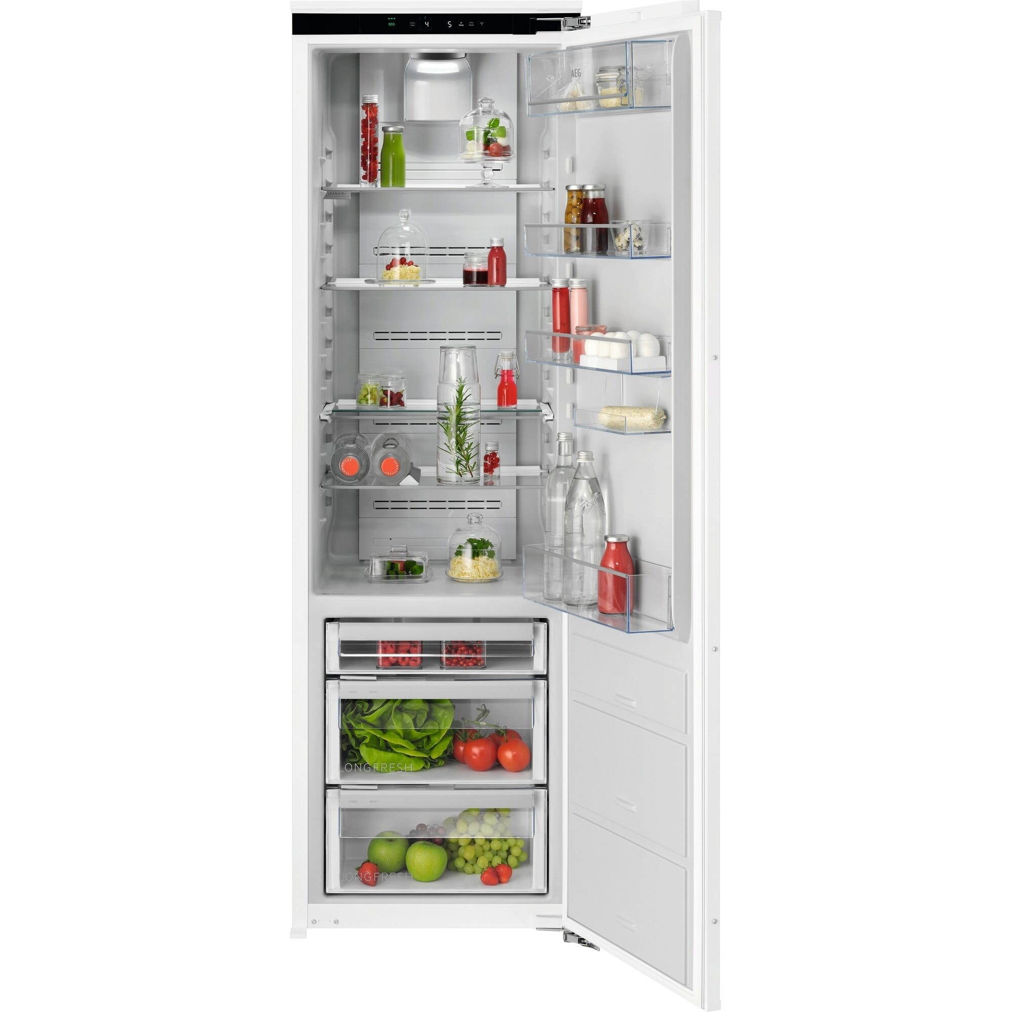 Offener weißer Kühlschrank mit Lebensmitteln gefüllt. Enthält Früchte, Gemüse, Gläser und Flaschen. Die Tür ist offen.