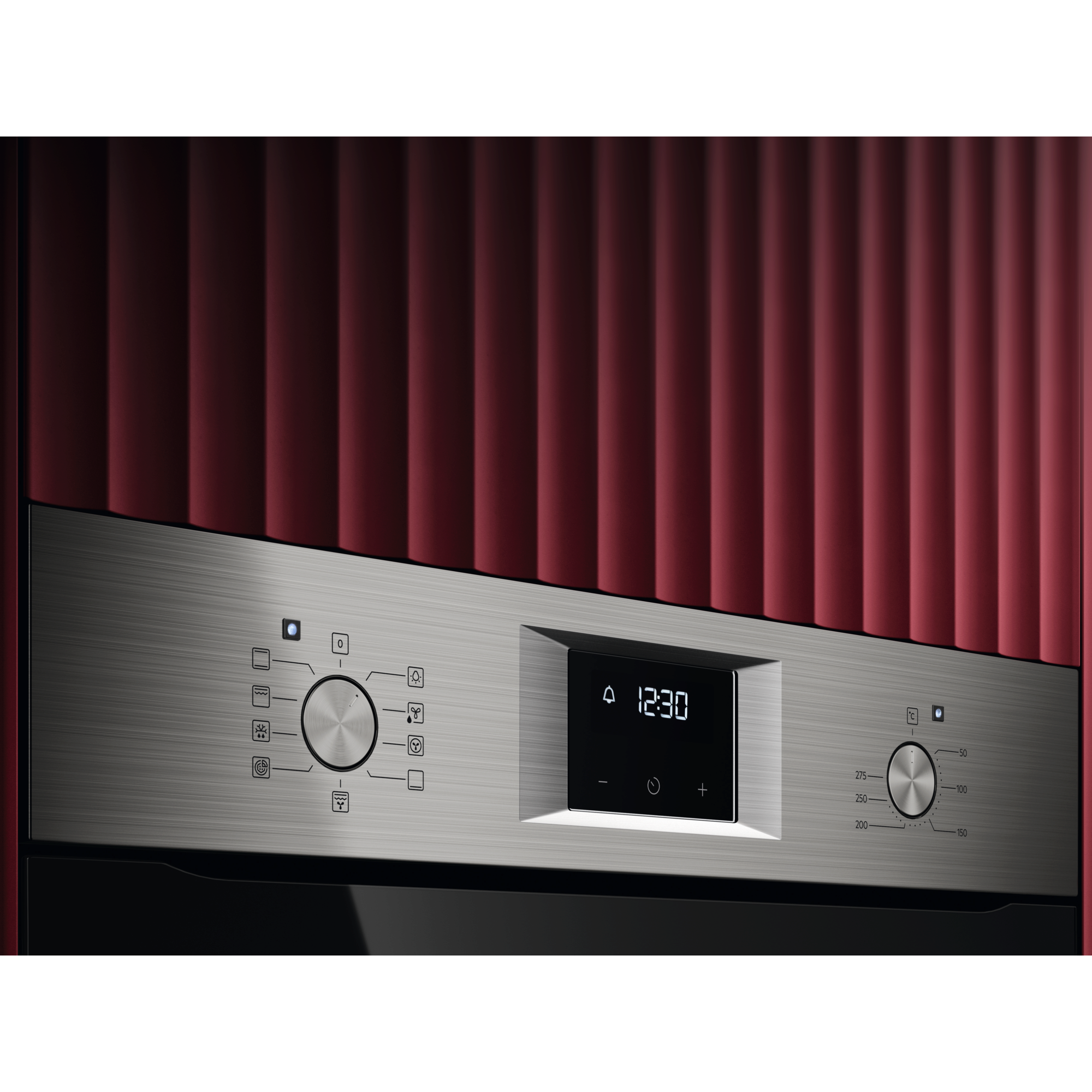 Backofen-Bedienfeld mit Digitalanzeige 12:30. Knöpfe, Tasten und ein roter, wellenförmiger Hintergrund.