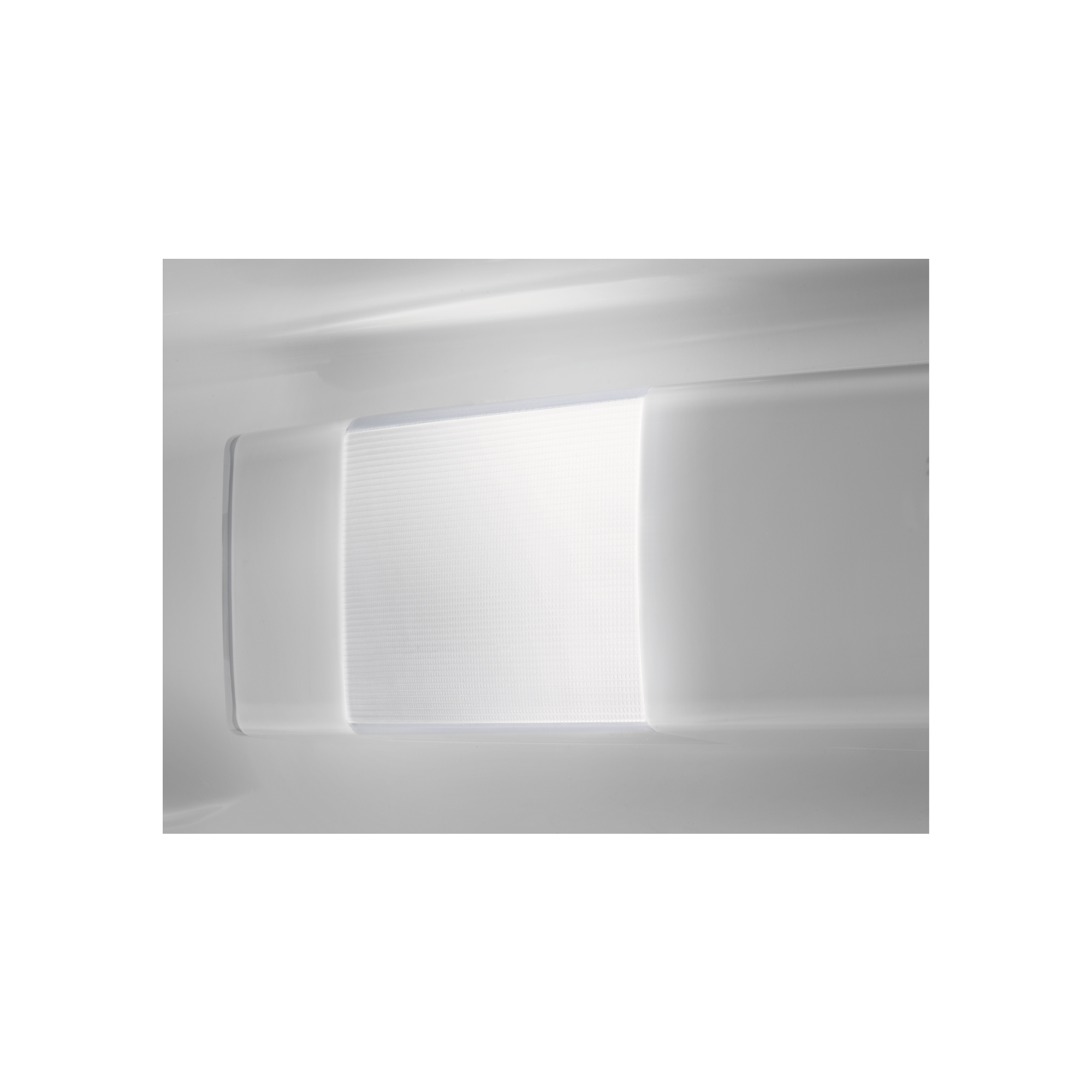 Innenansicht eines Kühlschranks. Eine helle Lichttafel ist zentriert, eingerahmt von weißen, glatten Oberflächen, mit dunklem Rand.