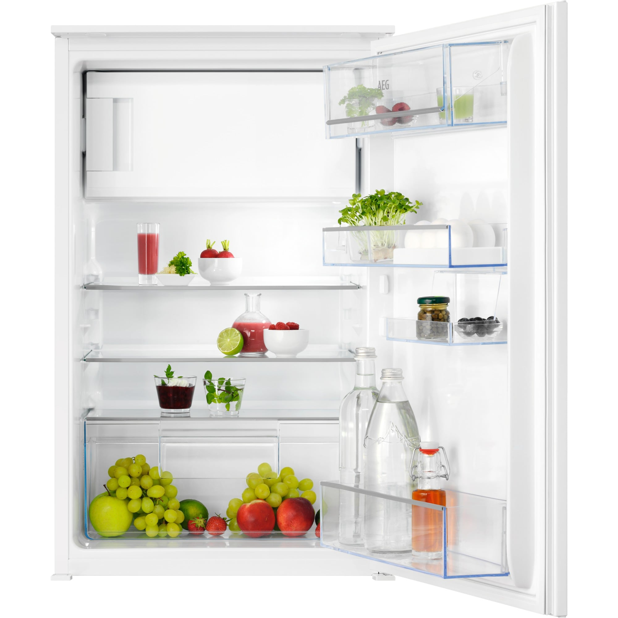 Offener Kühlschrank voller Lebensmittel: Obst, Gemüse, Getränke und Kräuter. Weißer Kühlschrank mit Glasböden. AEG-Logo sichtbar.