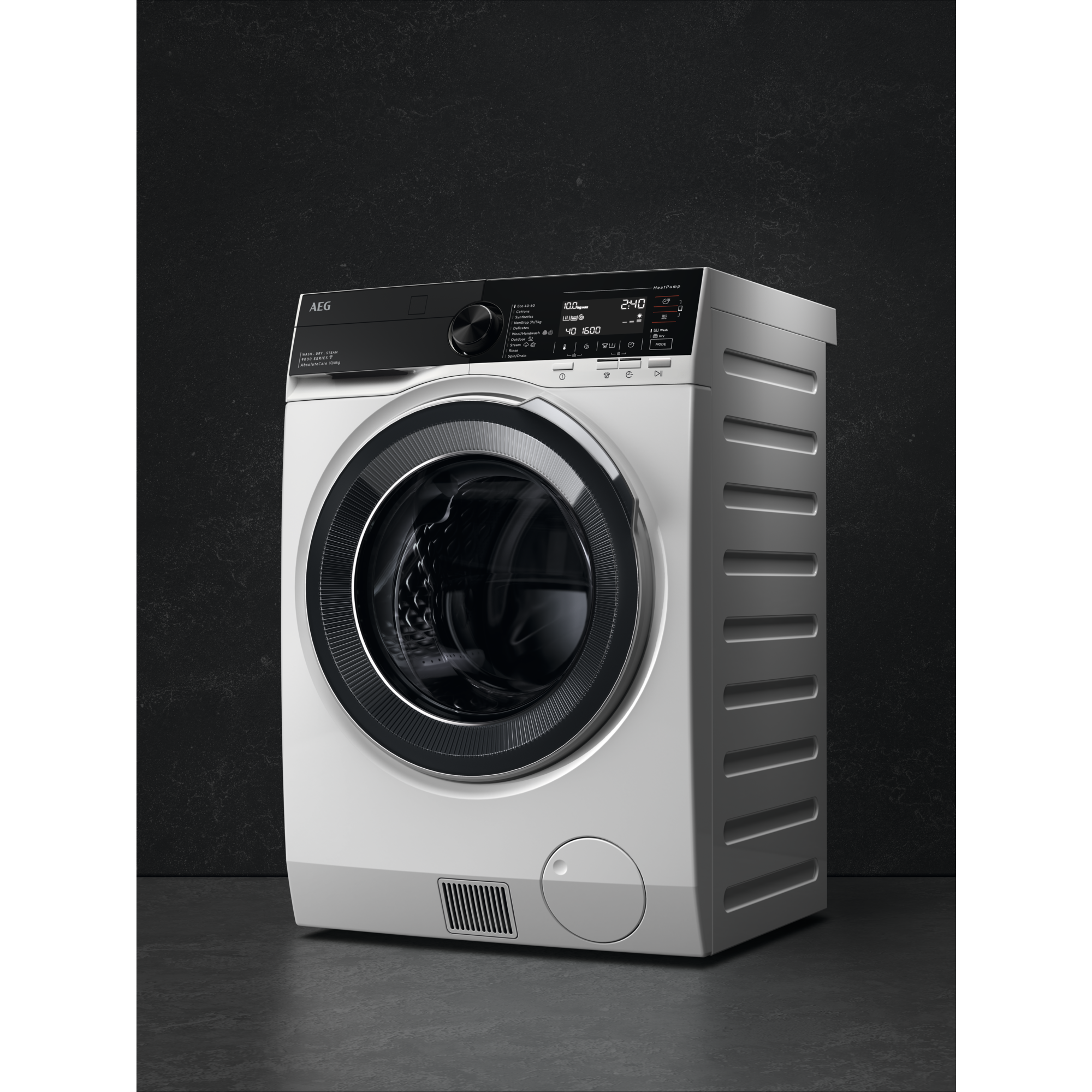 Weiße AEG Waschmaschine auf grauem Untergrund, schwarzes Bedienfeld und Tür. Dunkler Hintergrund.