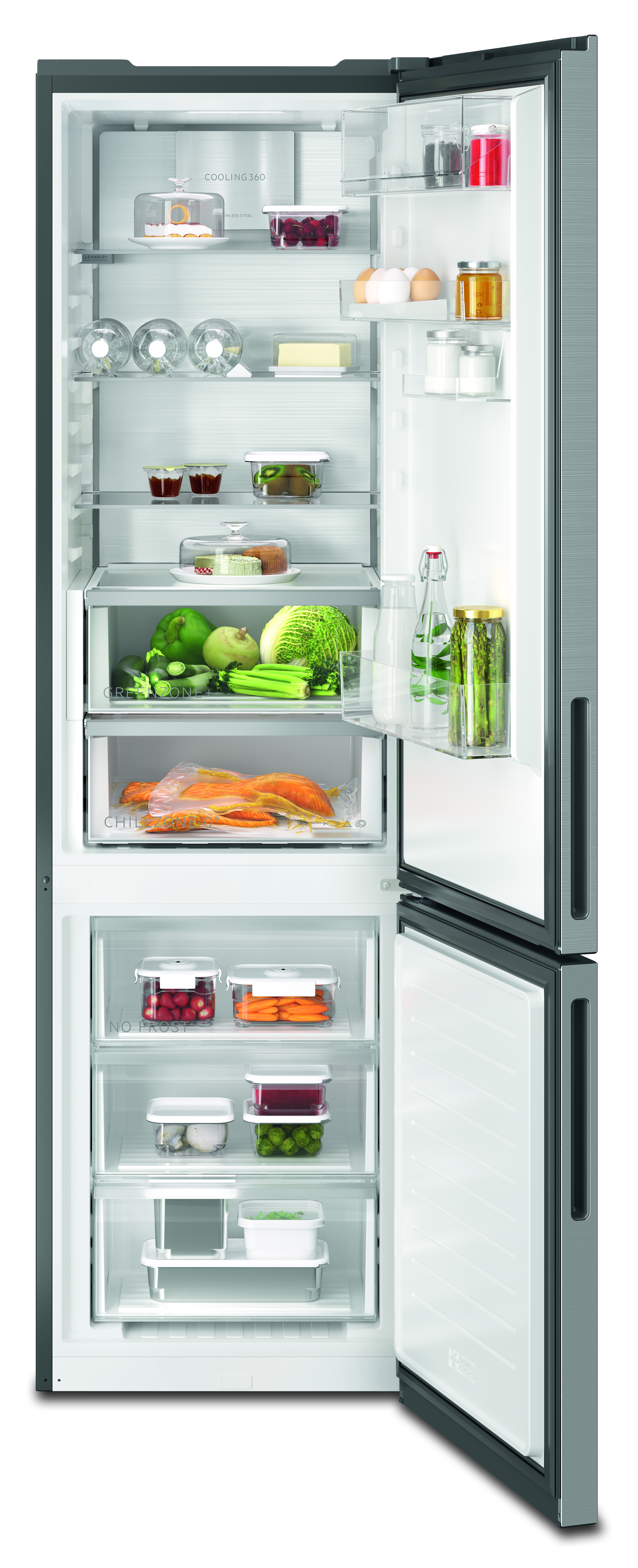Ein offener Kühlschrank zeigt Lebensmittel: Gemüse, Obst, Eier, Gläser und verpackte Artikel. Der Kühlschrank ist sauber und gut organisiert.