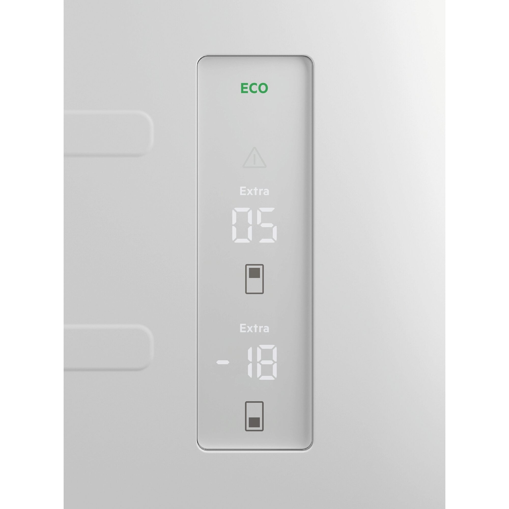 Eine weiße Kühlschranktür zeigt ein Bedienfeld. Es zeigt 'ECO', 'Extra', Temperaturanzeigen und ein Batteriesymbol.