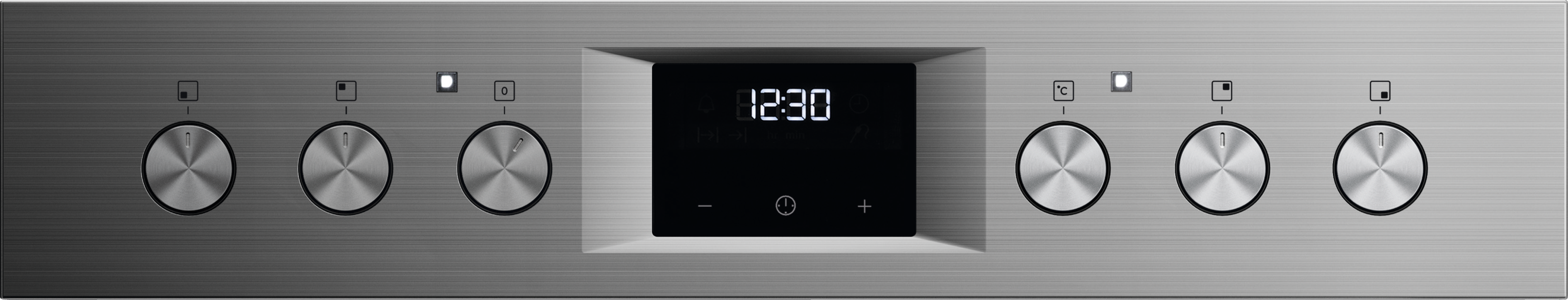 Nahaufnahme eines Backofen-Bedienfelds. Es hat Knöpfe, eine Digitaluhr mit der Anzeige 12:30 und Kontrollleuchten.