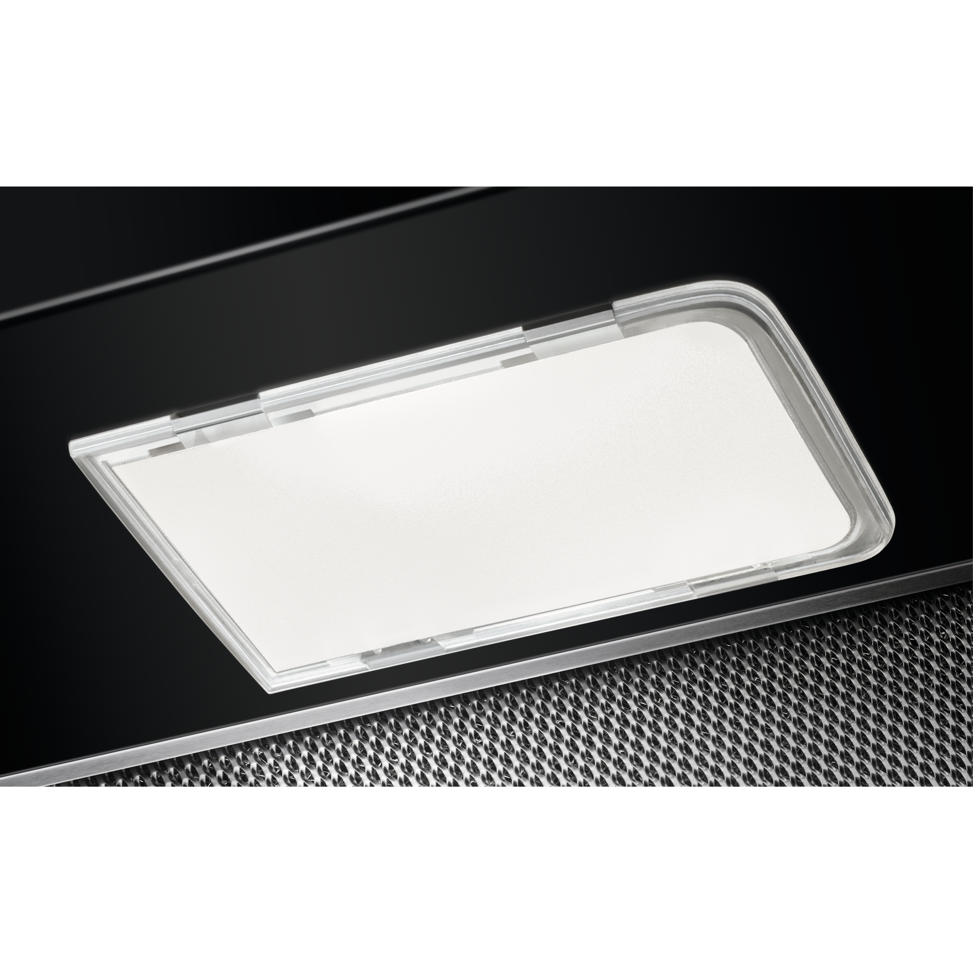 Zbliżenie światła okapu. Ma białe światło z przezroczystą plastikową ramką. Poniżej znajduje się metalowa siatka.