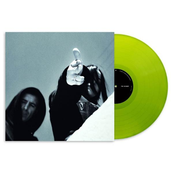 Eine Person zeigt mit dem Finger. Auf der rechten Seite befindet sich eine neongrüne Schallplatte. Das Albumcover zeigt zwei Personen in schwarzer Kleidung.