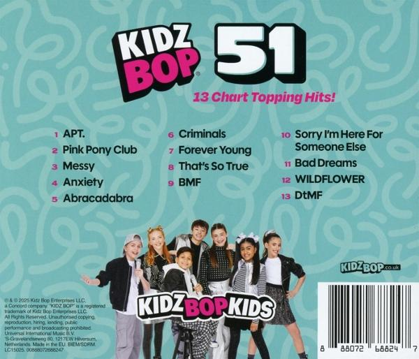 Kidz Bop 51 CD-Cover. Zeigt eine Gruppe von Kindern und eine Liste von Liedern. Der Hintergrund ist hellblau mit einem Wirbelmuster.
