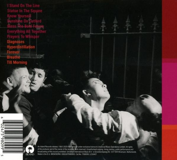 Albumcover mit Bandmitgliedern, die nach oben schauen. Text enthält Songtitel. Schwarz-Weiß-Foto mit Farbakzenten.