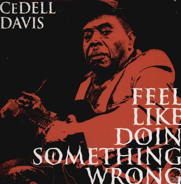 Albumcover von Cedell Davis mit Gitarre. Rotes und schwarzes Farbschema. Text lautet Feel Like Doing Something Wrong.