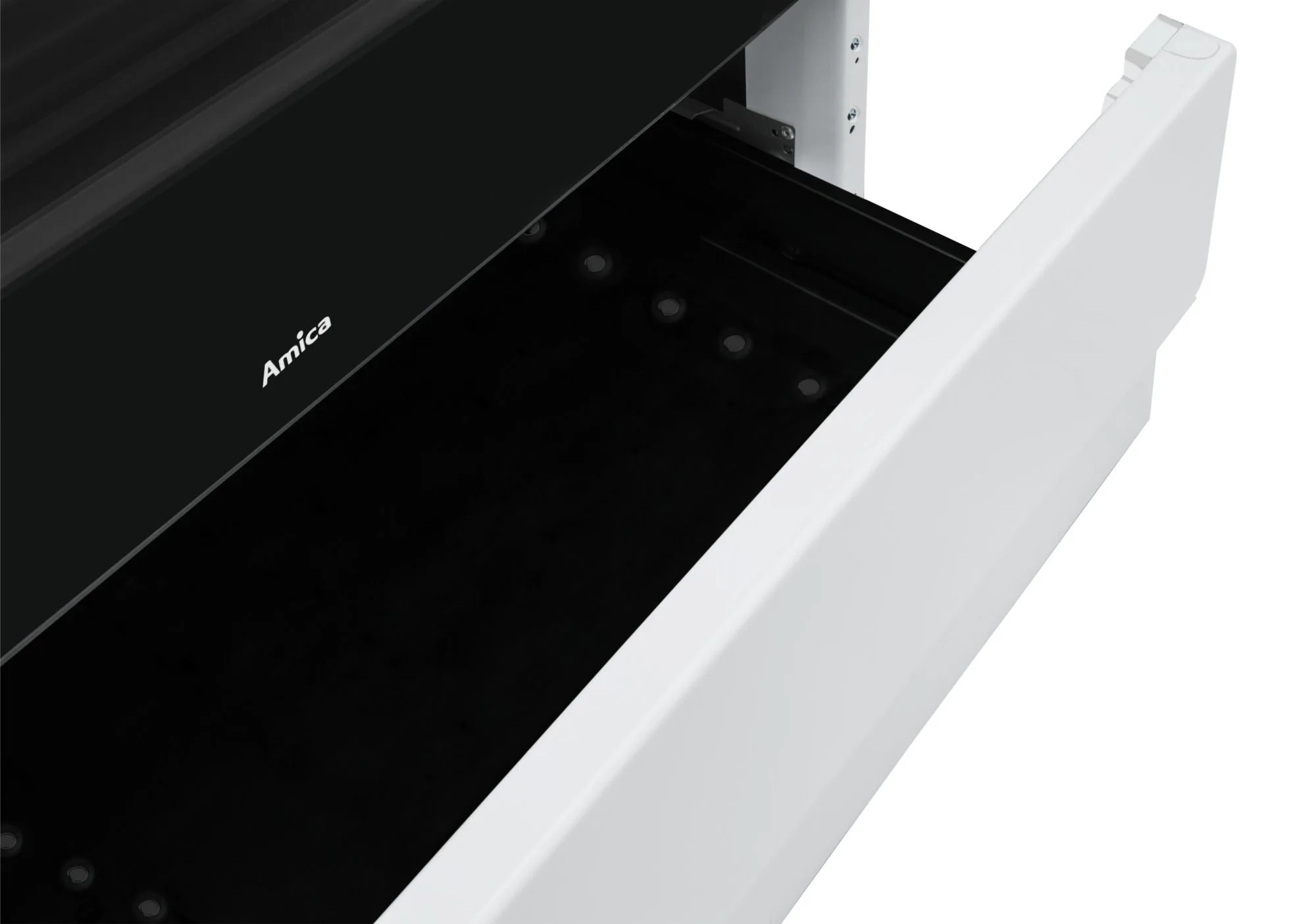 Częściowo otwarta czarna szuflada w białej szafce. Widoczna nazwa marki Amica.