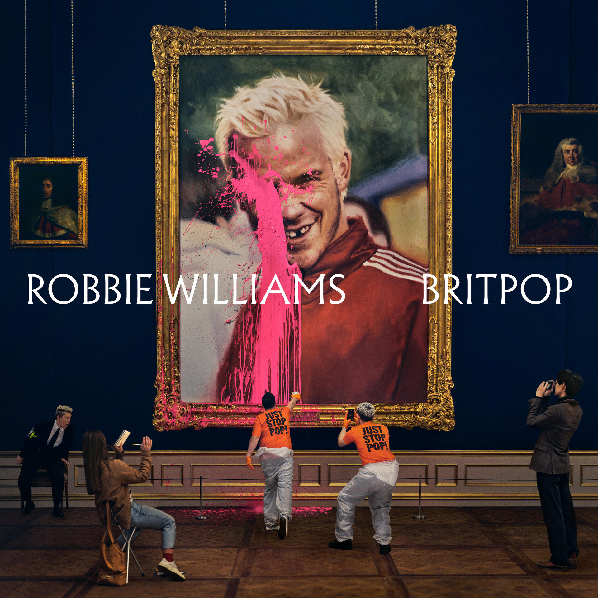 Robbie Williams Porträt mit rosa Farbe, Menschen in einer Galerie. Zwei besprühen das Gemälde, andere schauen zu.