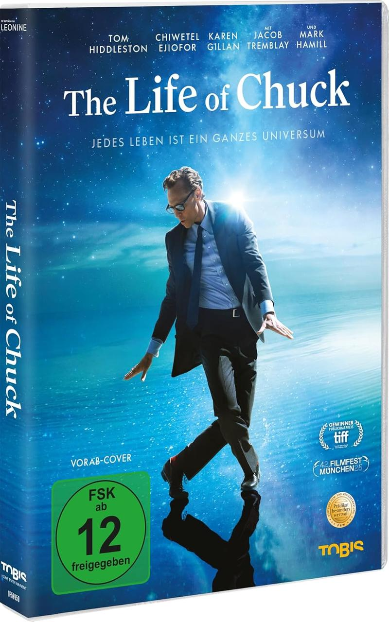 DVD-Cover für "The Life of Chuck". Tom Hiddleston in Anzug scheint auf Wasser vor Sternenhimmel zu gehen. Logos und Text sind vorhanden.