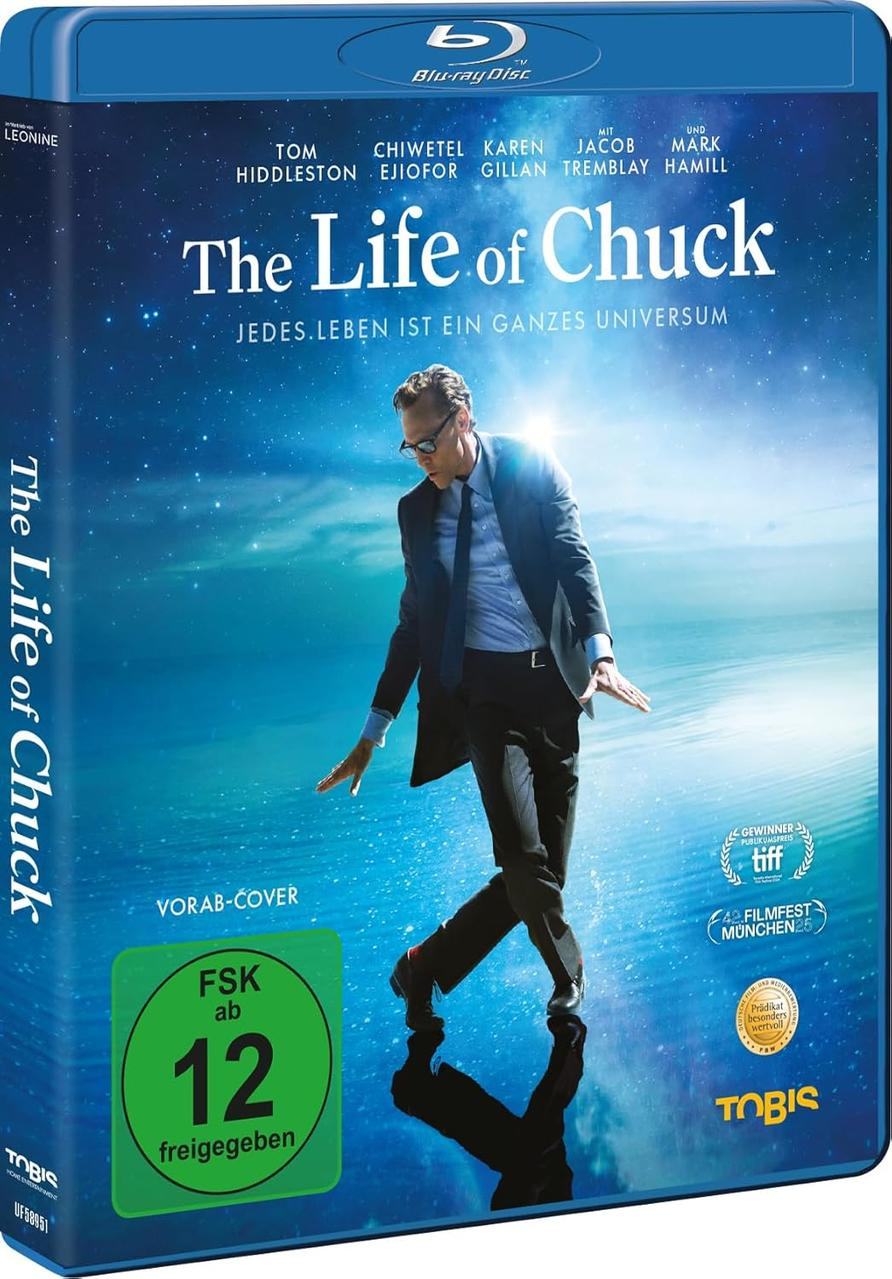 Filmcover. Mann im Anzug geht auf Wasser. Titel: The Life of Chuck. Mit Tom Hiddleston. Blauer Hintergrund.
