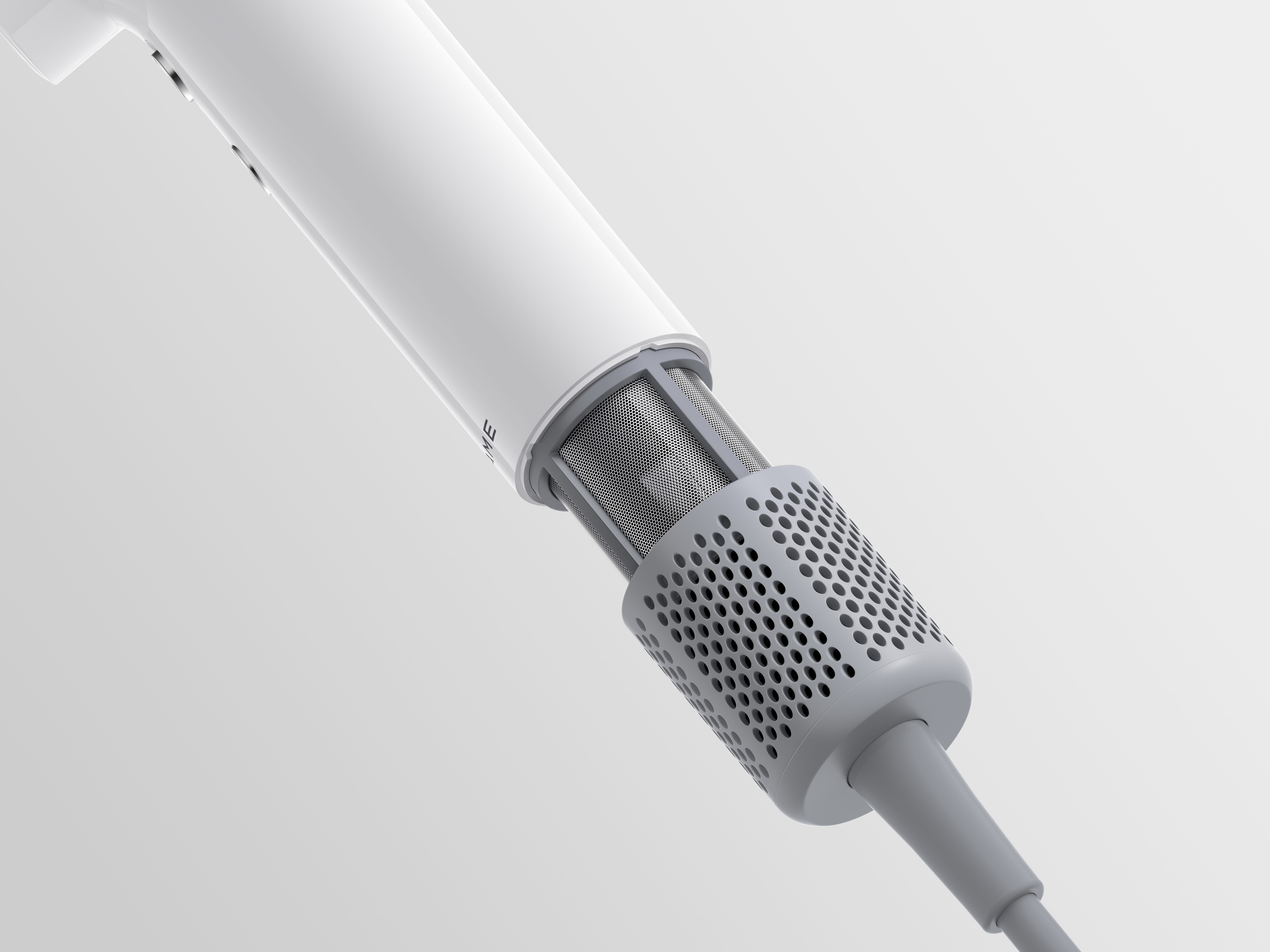 Zbliżenie białej i szarej suszarki do włosów. Dysza jest szara z małymi otworami. Tło jest białe.