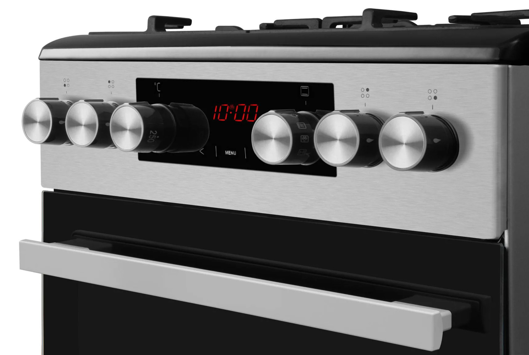 Zbliżenie srebrnego piekarnika z czarnymi pokrętłami i cyfrowym wyświetlaczem pokazującym 10:00. Drzwi piekarnika są czarne ze srebrną rączką.