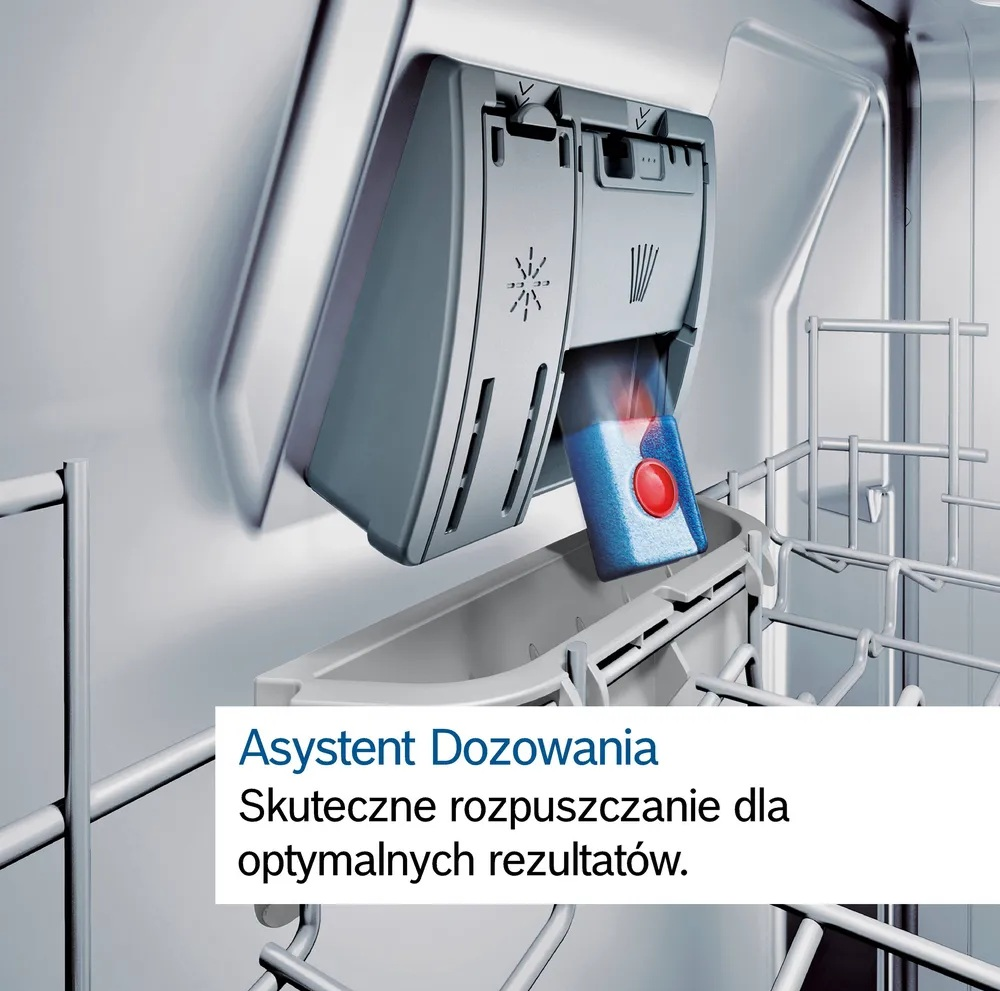 Wnętrze zmywarki z dozownikiem detergentu z niebiesko-czerwoną tabletką i blokiem tekstu poniżej.