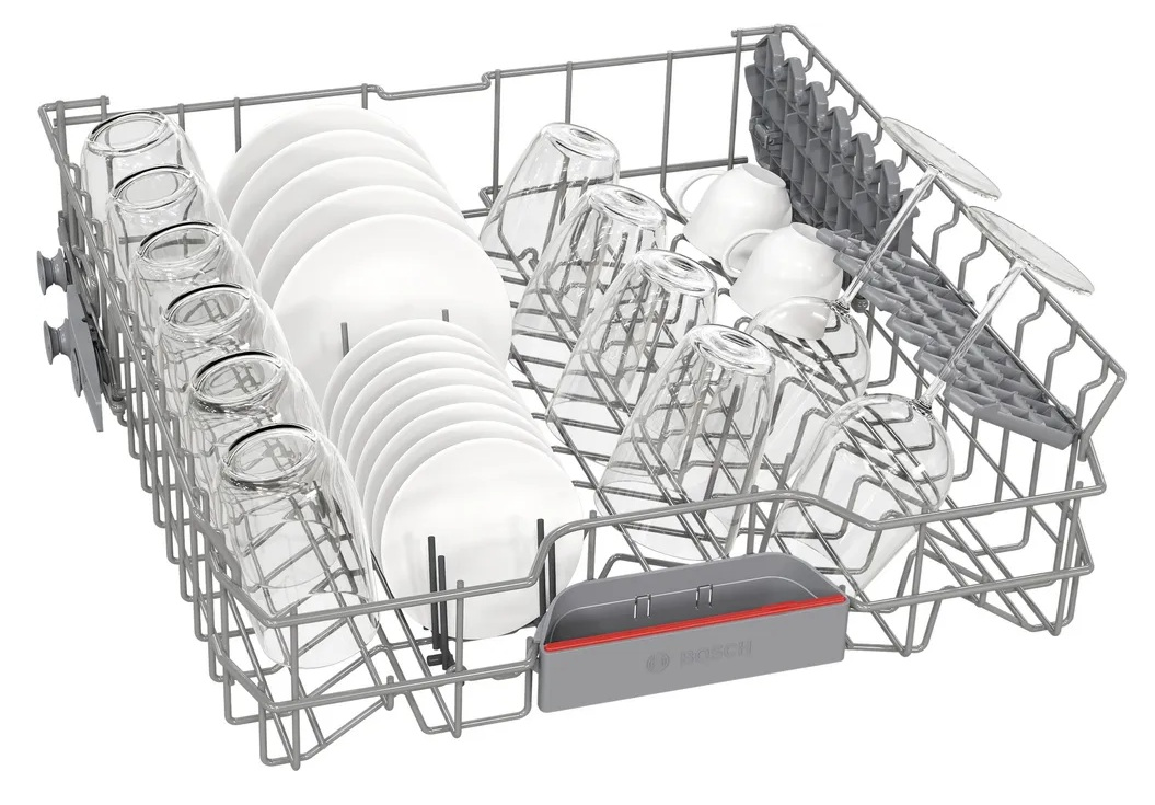 Regał zmywarki załadowany białymi talerzami, szklankami i filiżankami. Druciana rama z logo Bosch na dole.