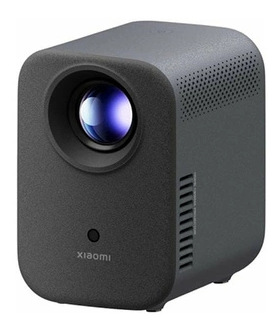 Ciemnoszary projektor Xiaomi. Ma obiektyw, przycisk zasilania i otwory wentylacyjne z boku.