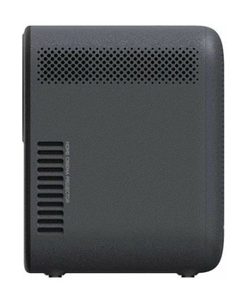 Widok z boku ciemnoszarego projektora kina domowego. Ma otwory wentylacyjne, etykietę z napisem 'HOME CINEMA PROJECTOR' i znajduje się na białym tle.