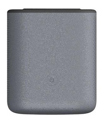 Szare urządzenie z przyciskiem zasilania na białym tle. Górna krawędź jest czarna.