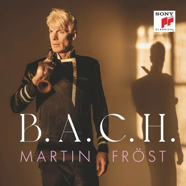 Mann mit blonden Haaren hält eine Klarinette. Im Hintergrund ist der Schatten eines Mannes zu sehen. Text: B.A.C.H. und Martin Fröst.