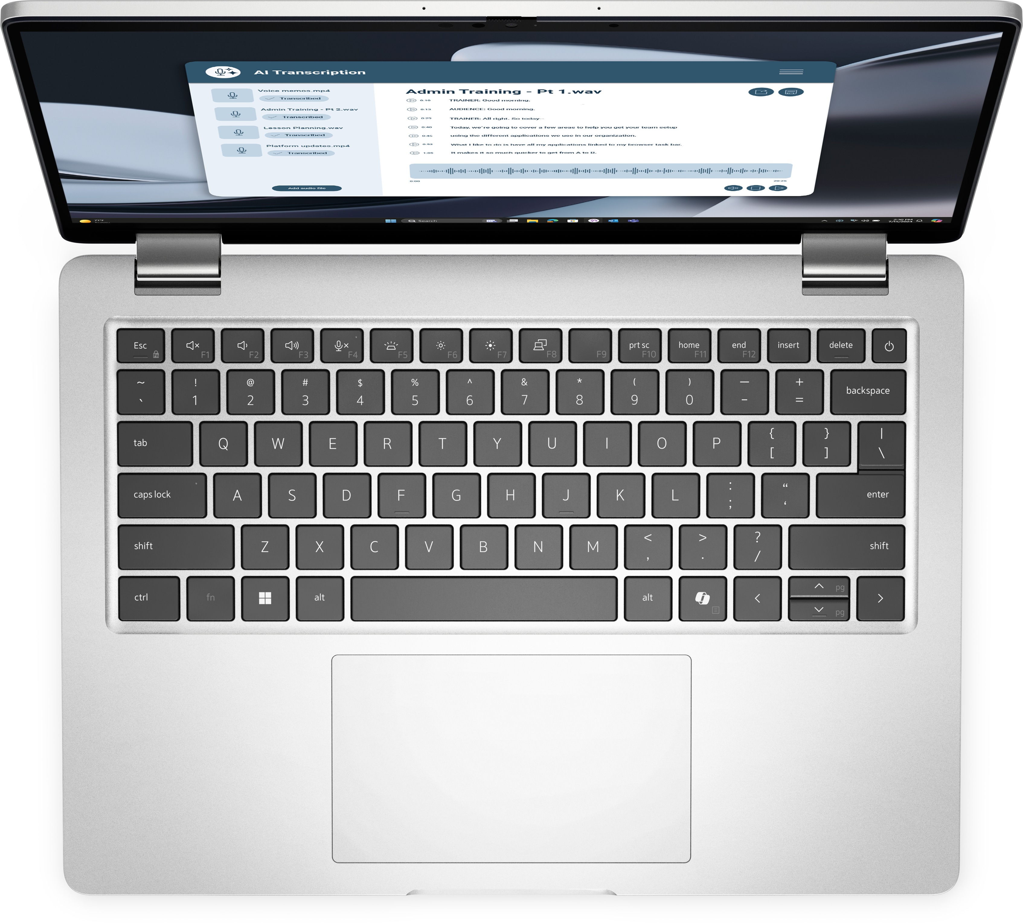Laptop geöffnet, Transkriptions-Oberfläche wird angezeigt. Tastatur sichtbar, schwarzer Hintergrund. Audio-Wellenform ebenfalls vorhanden.