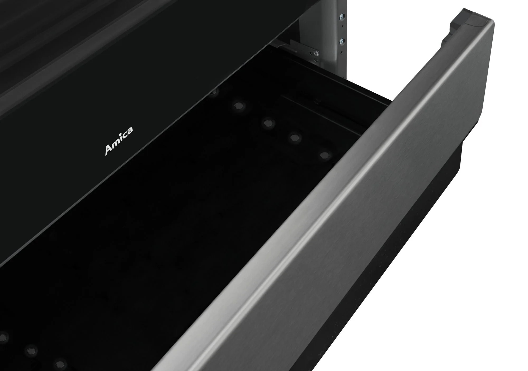 Zbliżenie czarnej szuflady piekarnika ze szczotkowanym srebrnym uchwytem. Widoczne logo Amica. Szuflada jest otwarta.