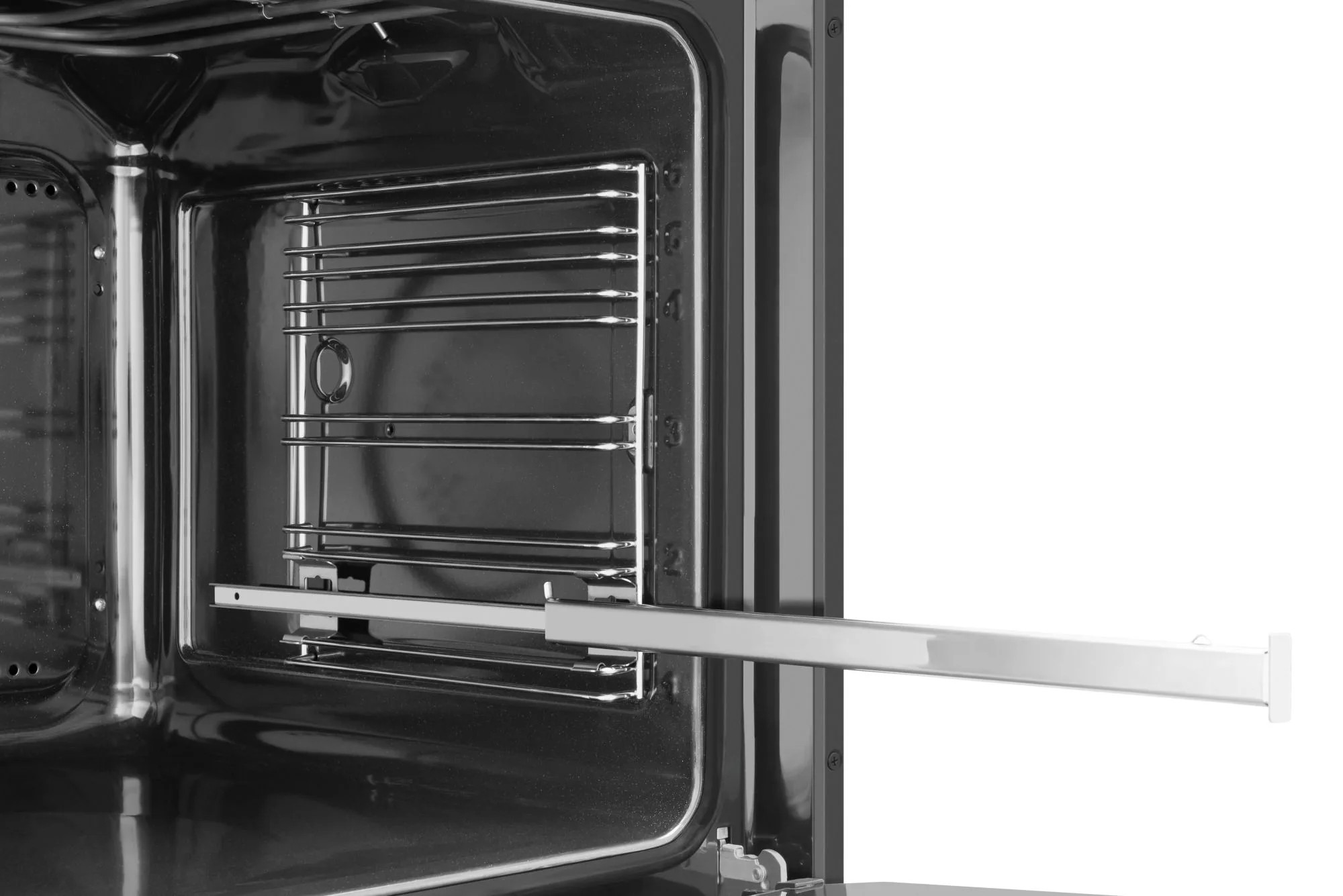 Wnętrze piekarnika z metalowym rusztem i wysuwaną półką. Piekarnik jest czarny i błyszczący. Tło jest białe.