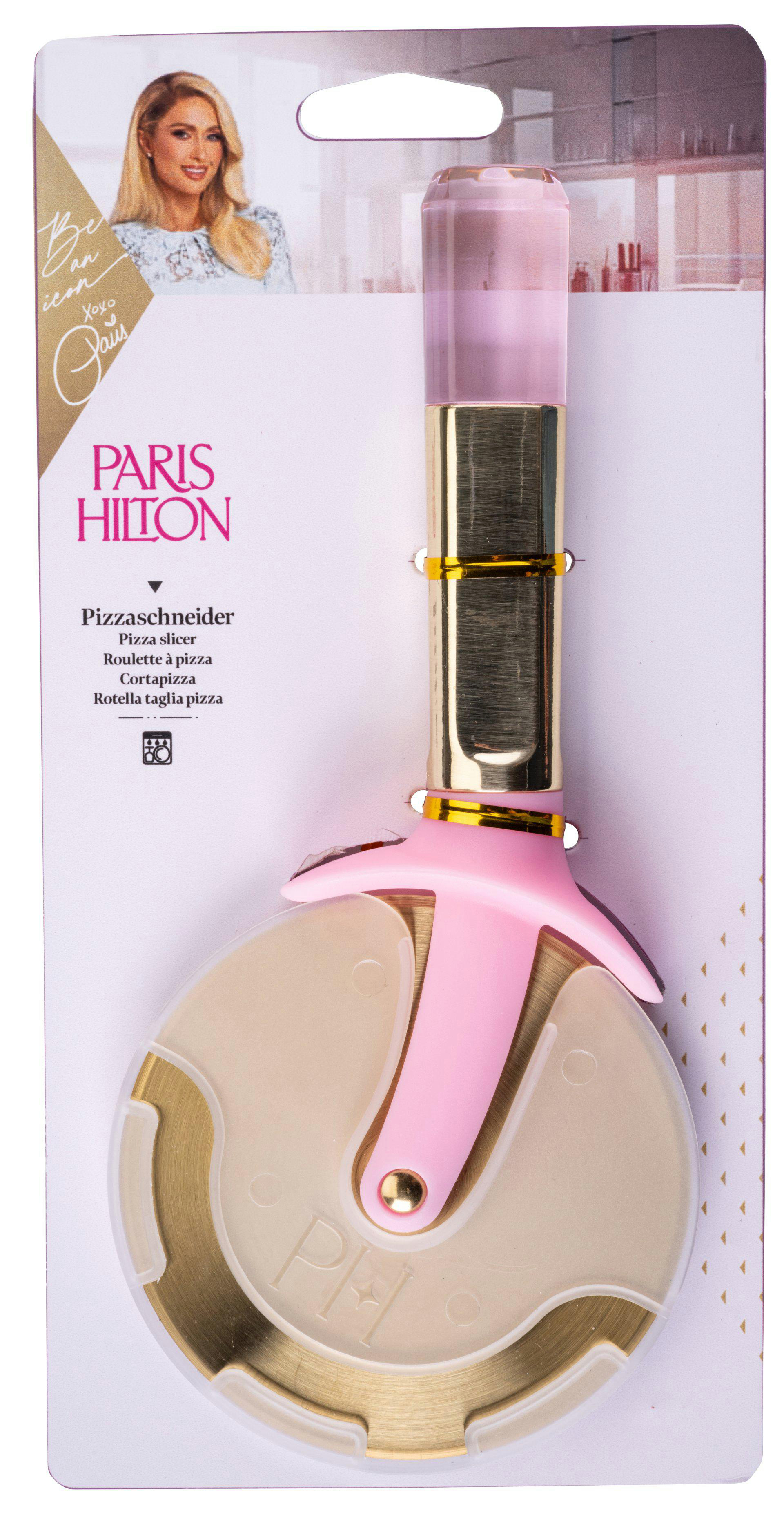 Ein Paris Hilton Pizzaschneider in einer Verpackung. Er hat einen rosa Griff, goldene Akzente und eine Klinge. Paris Hiltons Bild ist oben.
