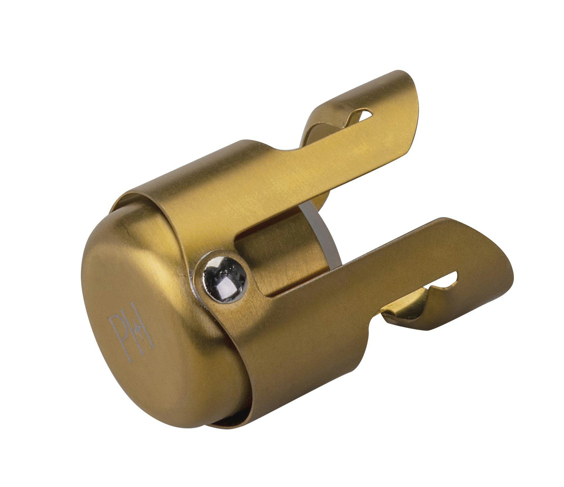 Ein goldener Sektflaschenverschluss. Er hat eine abgerundete Kappe, zwei Seitenarme und ein Scharnier. Der Hintergrund ist weiß.