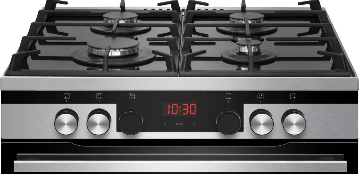 Płyta gazowa ze stali nierdzewnej z czterema palnikami, czarnymi rusztami i pokrętłami. Zegar cyfrowy pokazuje 10:30.