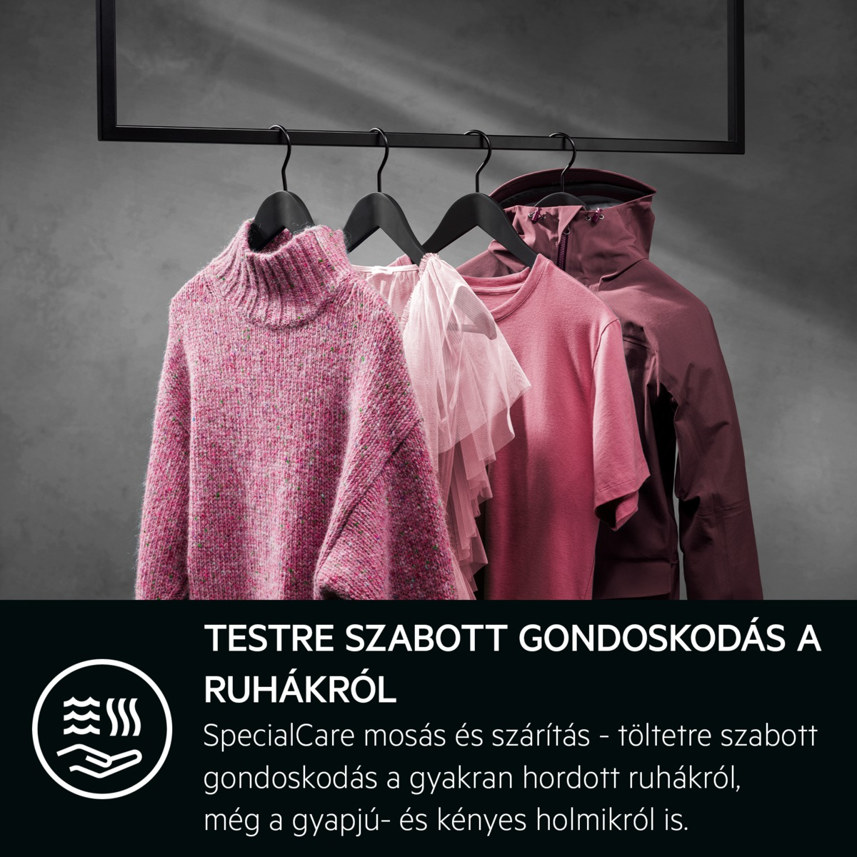 Ruhák fekete akasztókon: rózsaszín pulóver, fehér top, rózsaszín póló, bordó kabát. Szürke háttér. Szöveg alul.