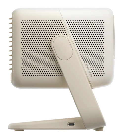 Beżowy głośnik z perforowanym przodem, wsparty na podstawie. Głośnik posiada port USB-C i logo Master Sound.